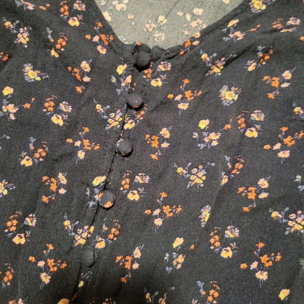 Hollister Floral Button Front Tie Knot Flowy Sleeve Crop Top - Picture 4 of 8